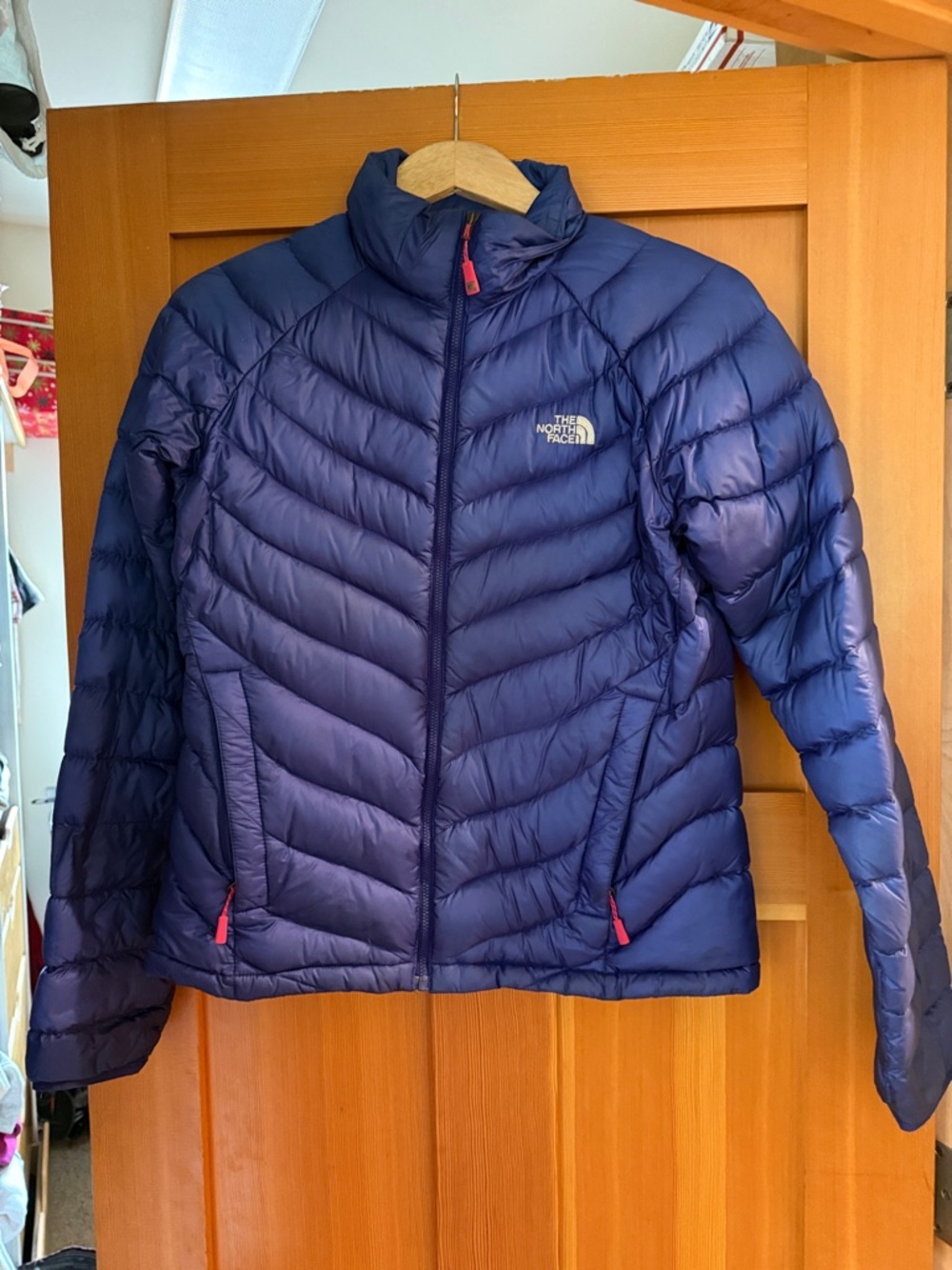 North face woman’s puffer jacket in royal blue